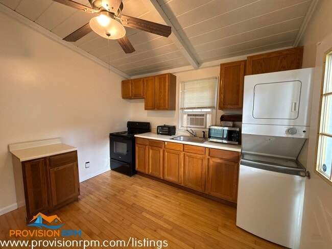 7826 Bodkin View Dr in Pasadena, MD - Foto de edificio - Building Photo