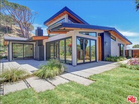 3404 Cloudcroft Dr in Malibu, CA - Building Photo