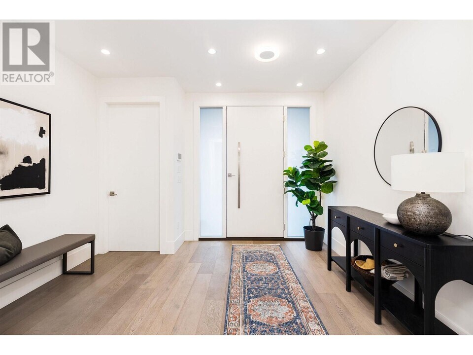 712 E Keith Rd in North Vancouver, BC - Building Photo