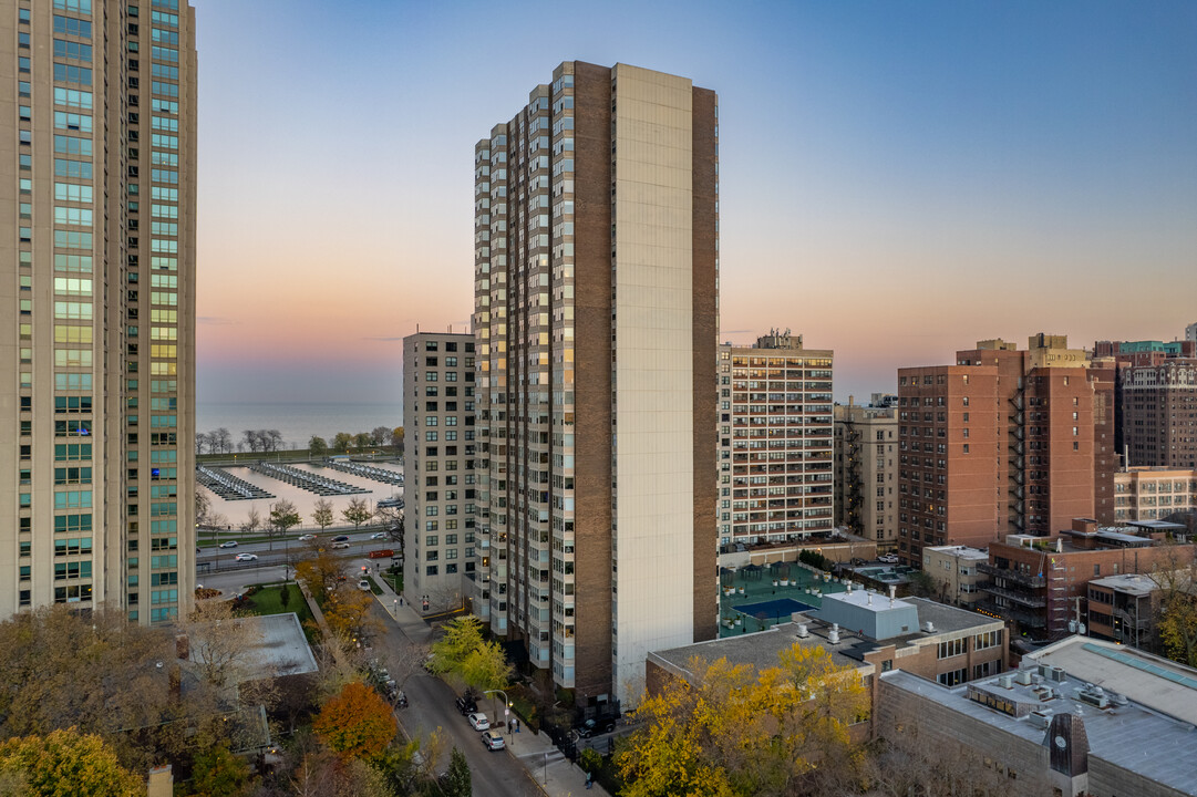 Hawthorne Place in Chicago, IL - Building Photo