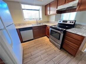 7300 W Pirates Cove Rd in Las Vegas, NV - Building Photo - Building Photo