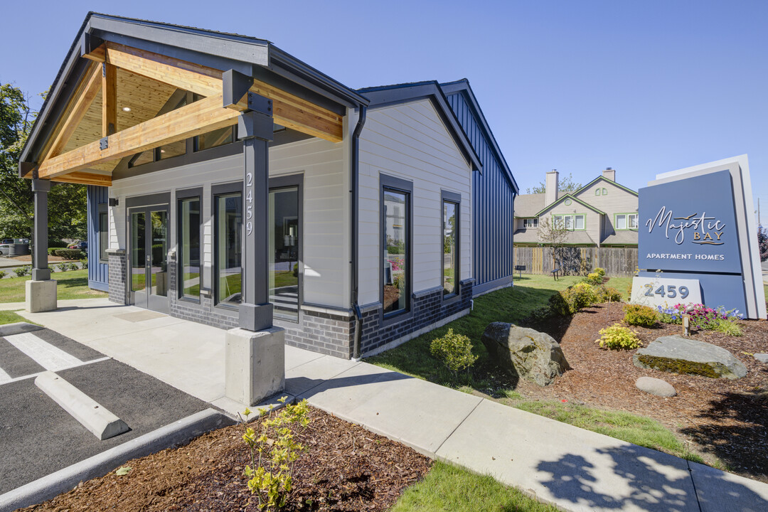 Majestic Bay in Des Moines, WA - Foto de edificio