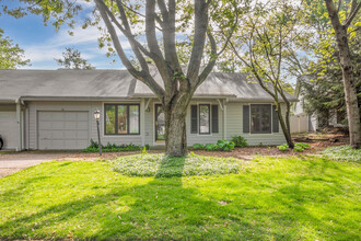 45 Rogers Rd in Carmel, IN - Foto de edificio - Building Photo