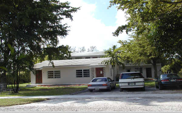 354 N Royal Poinciana Blvd in Miami Springs, FL - Building Photo