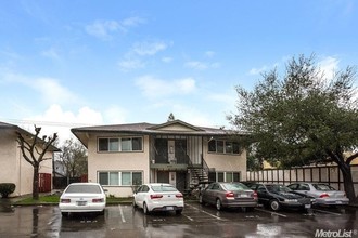 Ashdale Court Apartments in Sacramento, CA - Building Photo - Building Photo