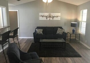 102 Adams Ct in Brunswick, GA - Foto de edificio - Building Photo