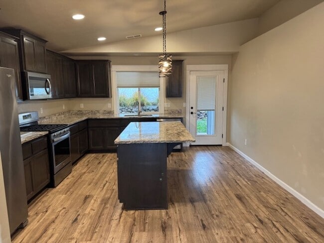 2066 Marsh Ln in Medford, OR - Building Photo - Building Photo