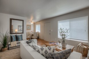 Viewcrest Village in Bremerton, WA - Building Photo