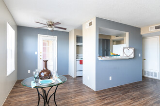 Las Lomas in El Paso, TX - Building Photo - Interior Photo