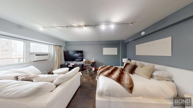 235 Adams St in Brooklyn, NY - Building Photo - Building Photo