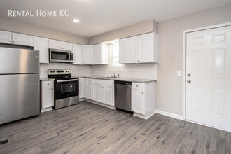 1212 E Cothrell St in Olathe, KS - Building Photo - Building Photo