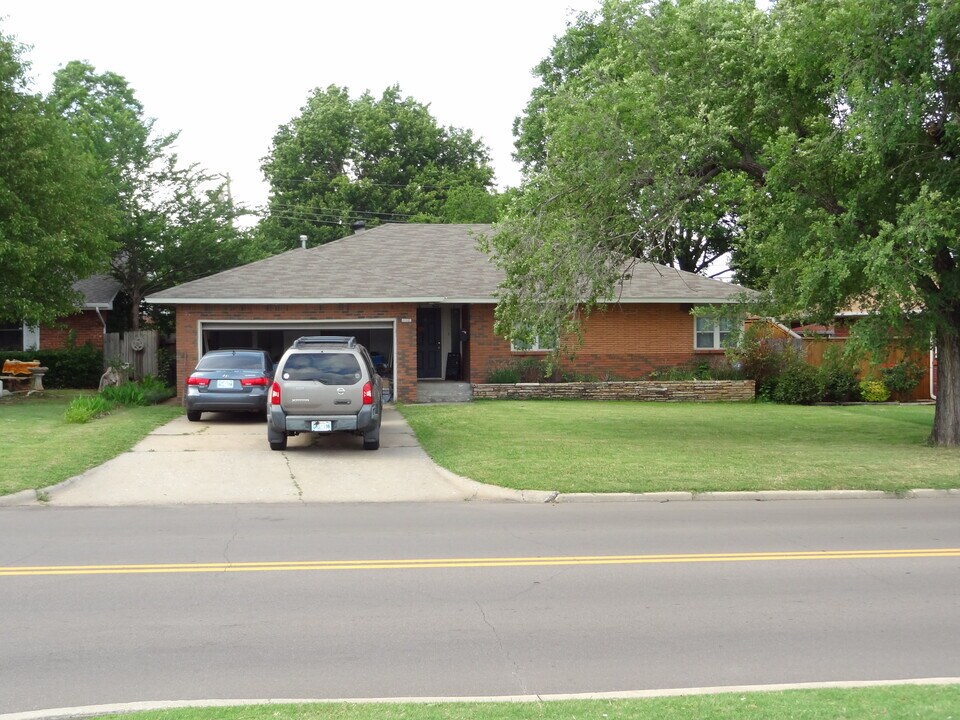 2305 NW 50th St in Oklahoma City, OK - Foto de edificio