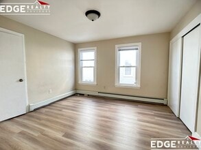 61 Clinton St, Unit 1 in Everett, MA - Foto de edificio - Building Photo