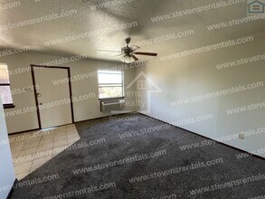 1912 SW D Ave in Lawton, OK - Foto de edificio - Building Photo