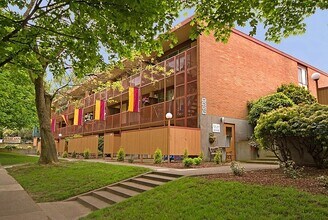 Julie Ann in Portland, OR - Foto de edificio - Building Photo