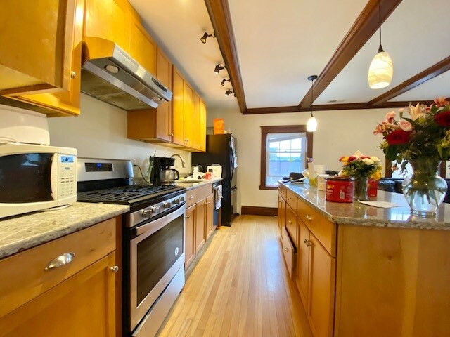 34 Bentley St, Unit 2 in Boston, MA - Foto de edificio - Building Photo