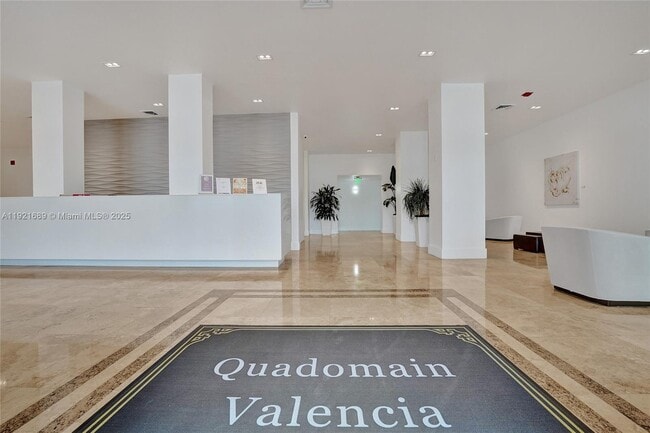 2401 S Ocean Dr in Hollywood, FL - Building Photo - Building Photo