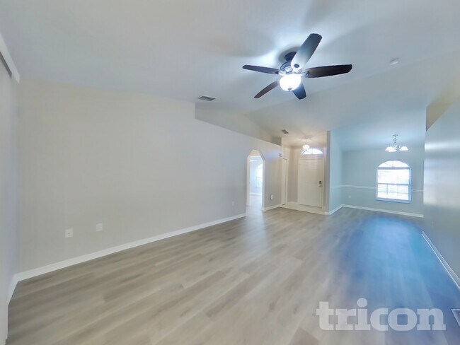 2342 Sweetwater Blvd in St. Cloud, FL - Foto de edificio - Building Photo