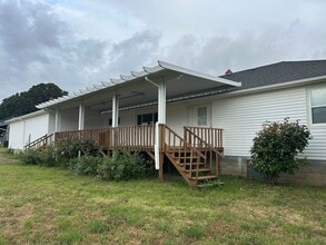 2015 Stoltz Hill Rd in Lebanon, OR - Building Photo - Building Photo