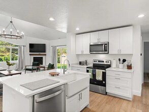 940 E Buddlea Dr in Sandy, UT - Building Photo - Building Photo