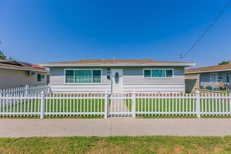 3-unit complex in Buena Park, CA - Foto de edificio - Building Photo