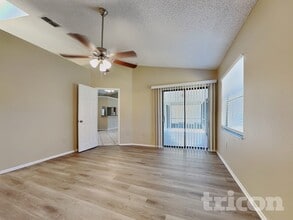 8111 Hathaway Dr in New Port Richey, FL - Foto de edificio - Building Photo