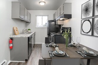 The Pointe at Cherry Hill in Westland, MI - Building Photo - Building Photo