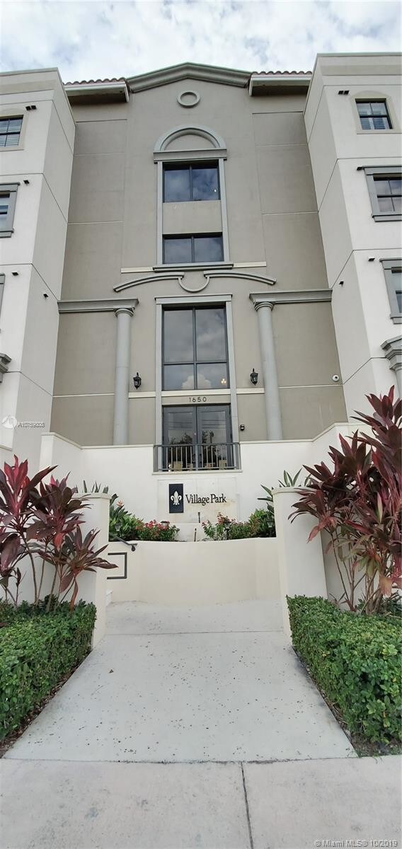 1650 Galiano St-Unit -310 in Coral Gables, FL - Foto de edificio - Building Photo