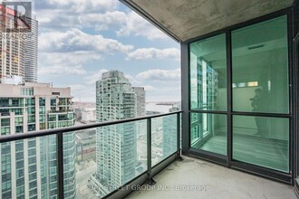 33-2933 Bay St. in Toronto, ON - Building Photo - Building Photo