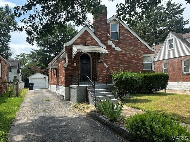 6832 Raymond Ave in University City, MO - Foto de edificio - Building Photo