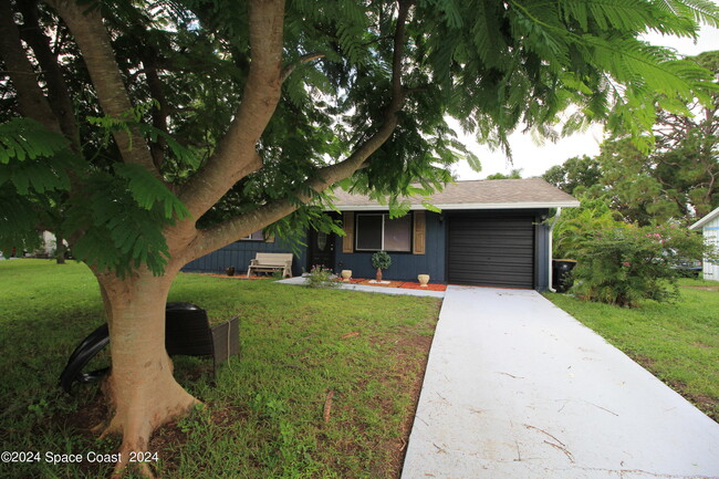 property at 810 Vantage St SE