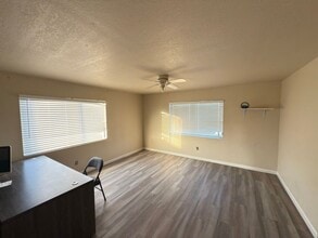 375 S Airport Way in Manteca, CA - Building Photo - Building Photo