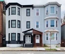 107 Chelsea St, Unit #1 in Boston, MA - Foto de edificio - Building Photo