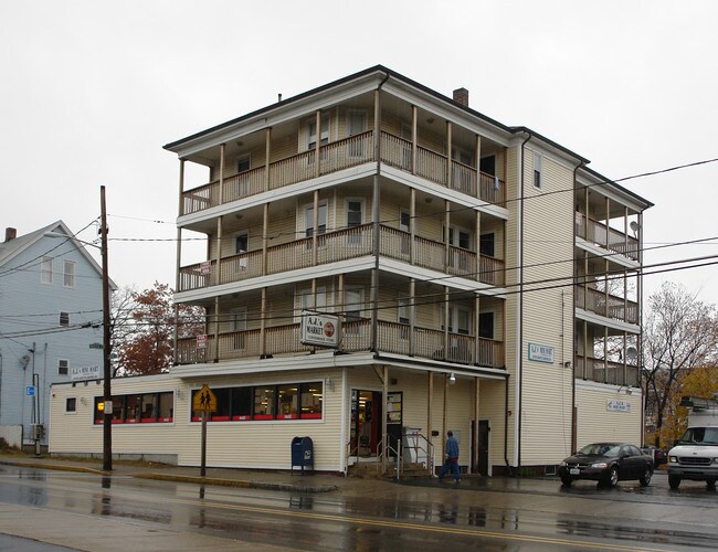 939 Social St in Woonsocket, RI - Foto de edificio - Building Photo