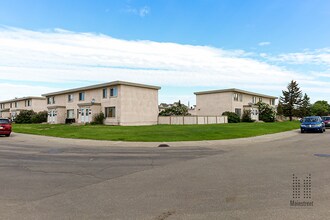 Athlone Park Townhomes in Edmonton, AB - Building Photo - Building Photo