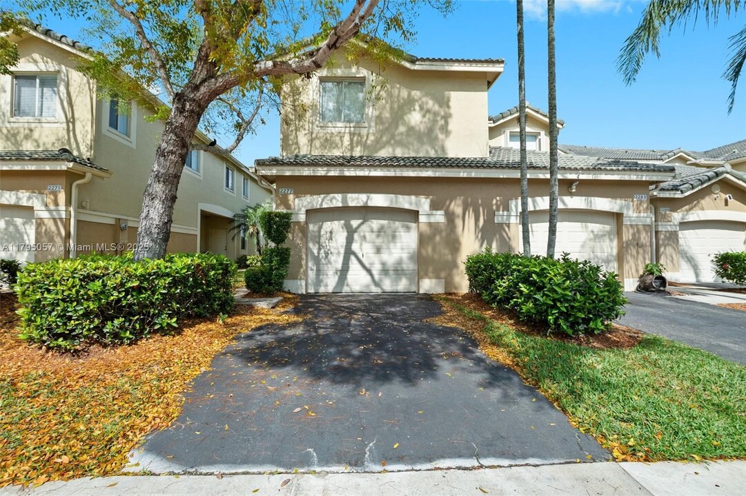 2277 Pasadena Way in Weston, FL - Building Photo