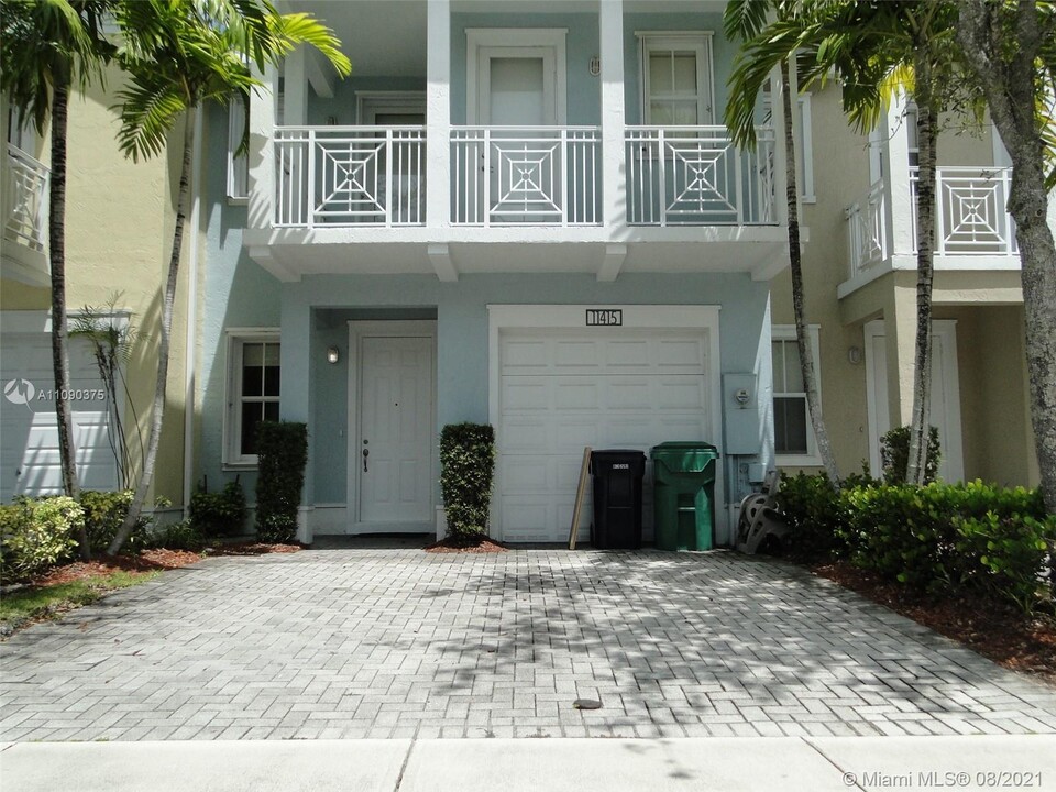 11415 NW 74th Terrace-Unit -11415 in Medley, FL - Building Photo