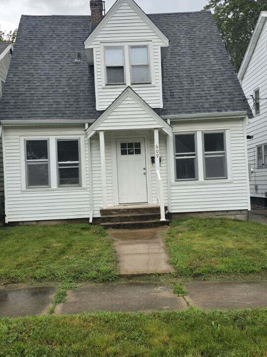 609 W Willcox Ave in Peoria, IL - Building Photo