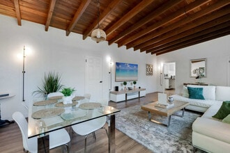 11534 NE 13th Ave in Miami, FL - Foto de edificio - Building Photo