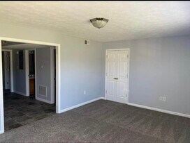 106 Kenilworth Ct, Unit D in Radcliff, KY - Building Photo