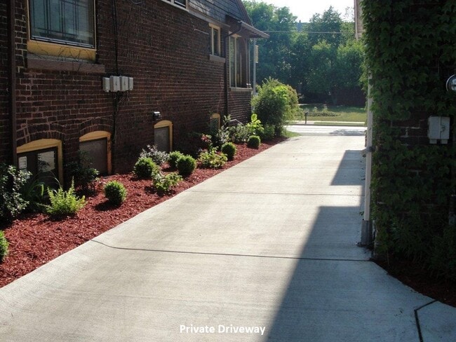 3264 N Downer Ave in Milwaukee, WI - Foto de edificio - Building Photo