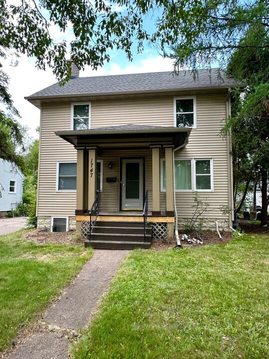 1747 Woodland Ave in Duluth, MN - Foto de edificio