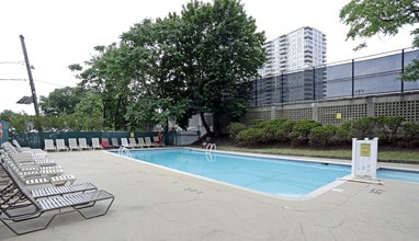 The Sterling Apartments in Fort Lee, NJ - Building Photo - Interior Photo