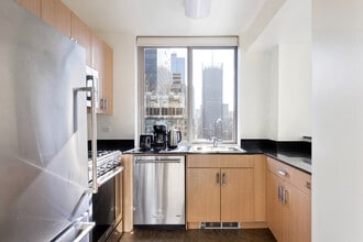 561 10th Ave in New York, NY - Building Photo - Building Photo