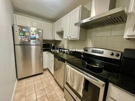 14 Murdock St, Unit 2 in Somerville, MA - Building Photo