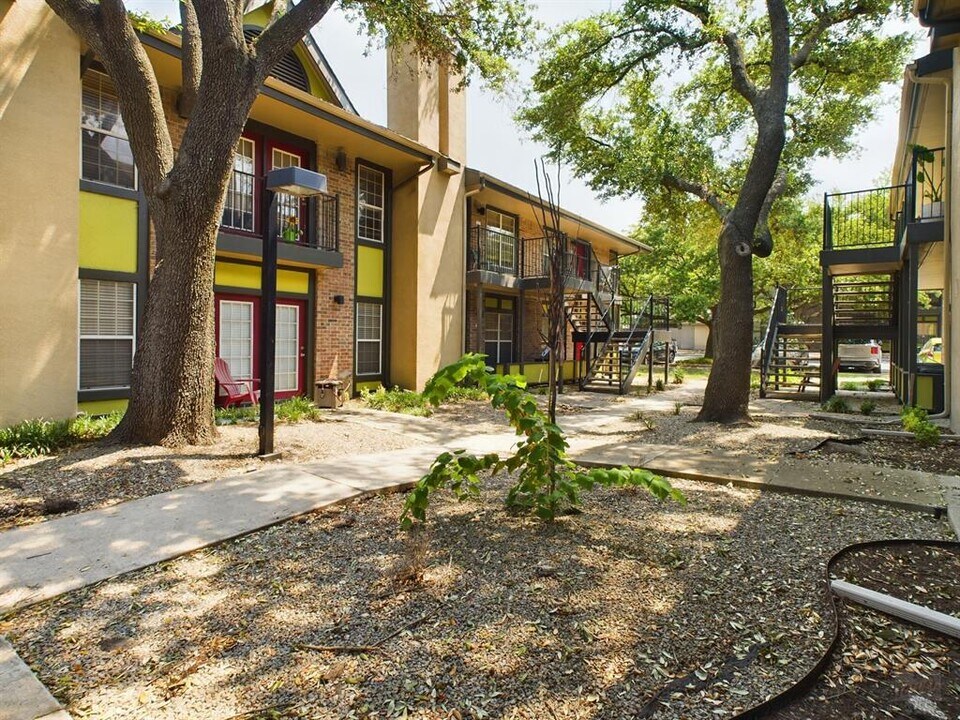 7685 Northcross Dr in Austin, TX - Building Photo