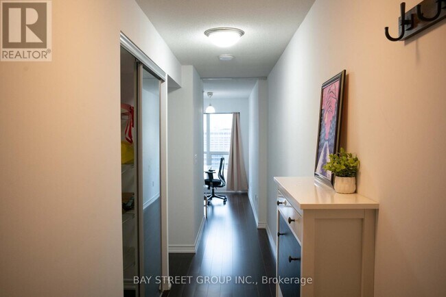 386 Yonge St in Toronto, ON - Building Photo - Building Photo