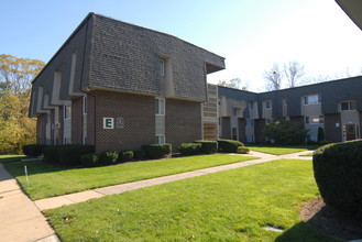 Towne Oaks Apartments in South Bound Brook, NJ - Building Photo - Building Photo