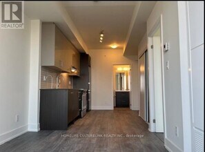 180 Fairview Mall Dr in Toronto, ON - Building Photo - Building Photo