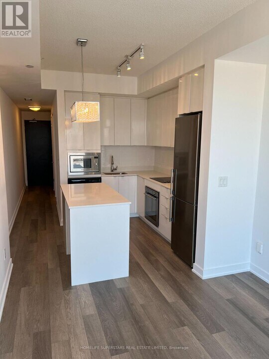 5230-5230 Dundas St in Burlington, ON - Building Photo